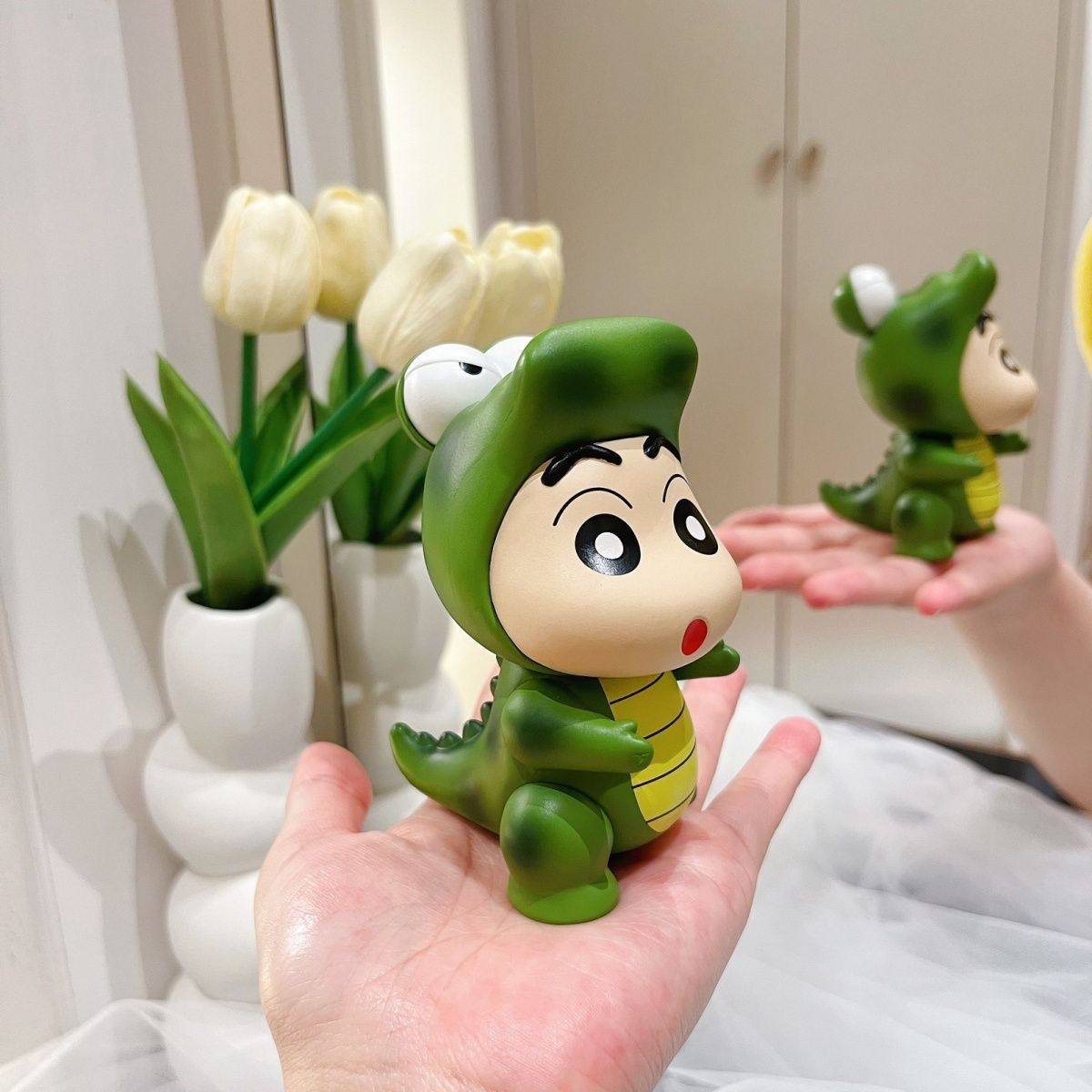 Desk Setup Design - Figurina di Crayon Shin-chan in un